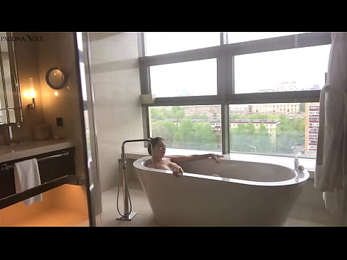 ❤️ Une énorme nana se branlant passionnément la chatte dans la salle de bains ❤️ Super sexe at us ❌️❤