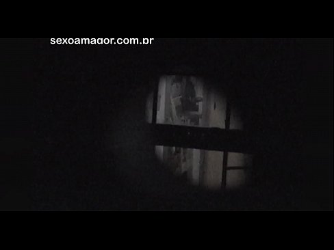 ❤️ Blondie se fait secrètement filmer par un voyeur du quartier caché derrière des briques creuses. ❤️ Super sexe at us ❌️❤