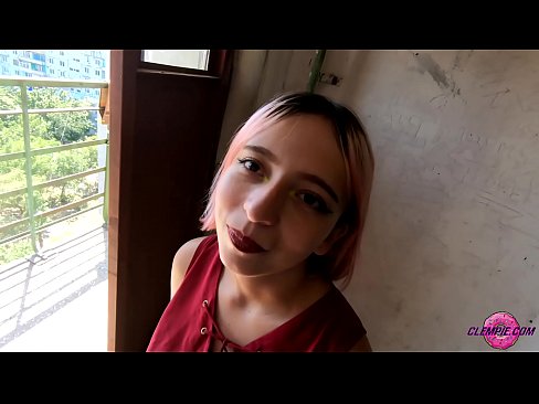 ❤️ Une étudiante sensuelle suce un étranger dans l'Outback - sperme sur son visage ❤️ Super sexe at us ❌️❤